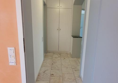 Blick Wohnzimmer zum Flur