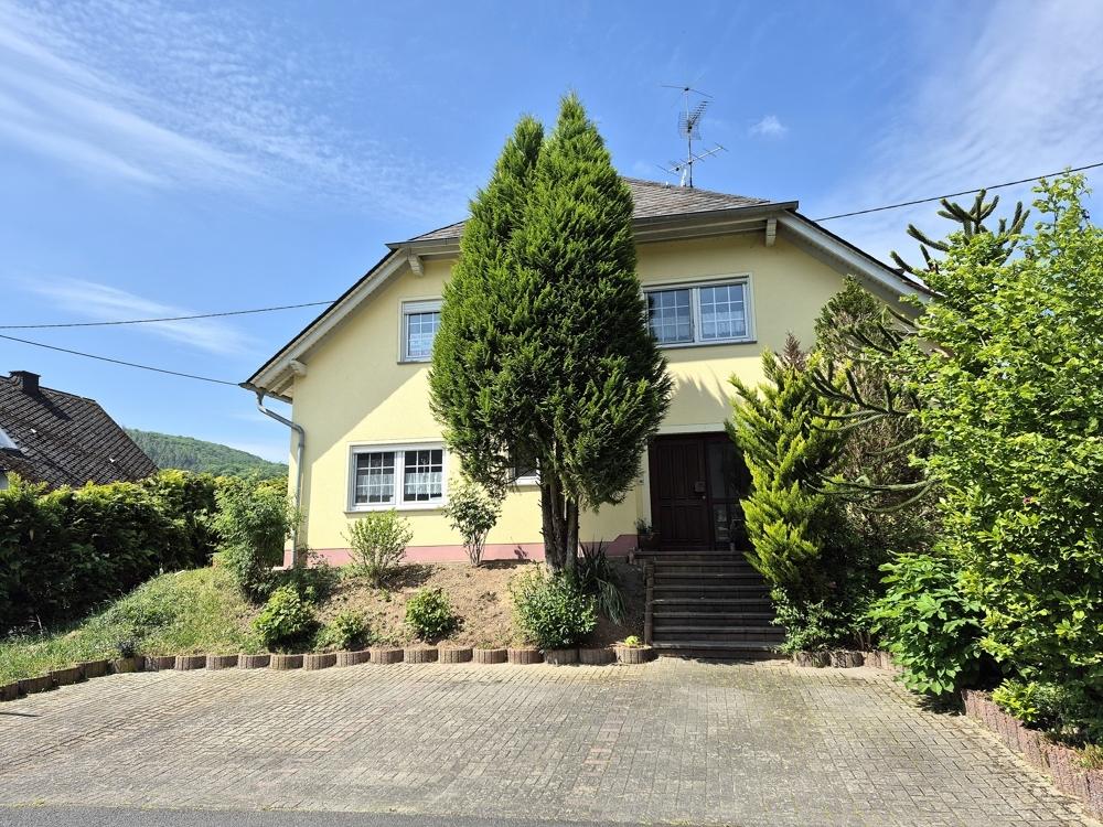 Zweifamilienhaus mit Winzerkeller/Garage