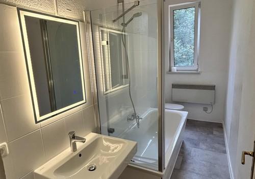 Bad mit Wanne und Fenster