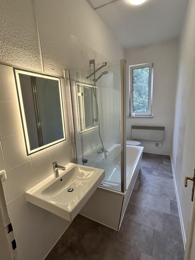 Bad mit Wanne und Fenster