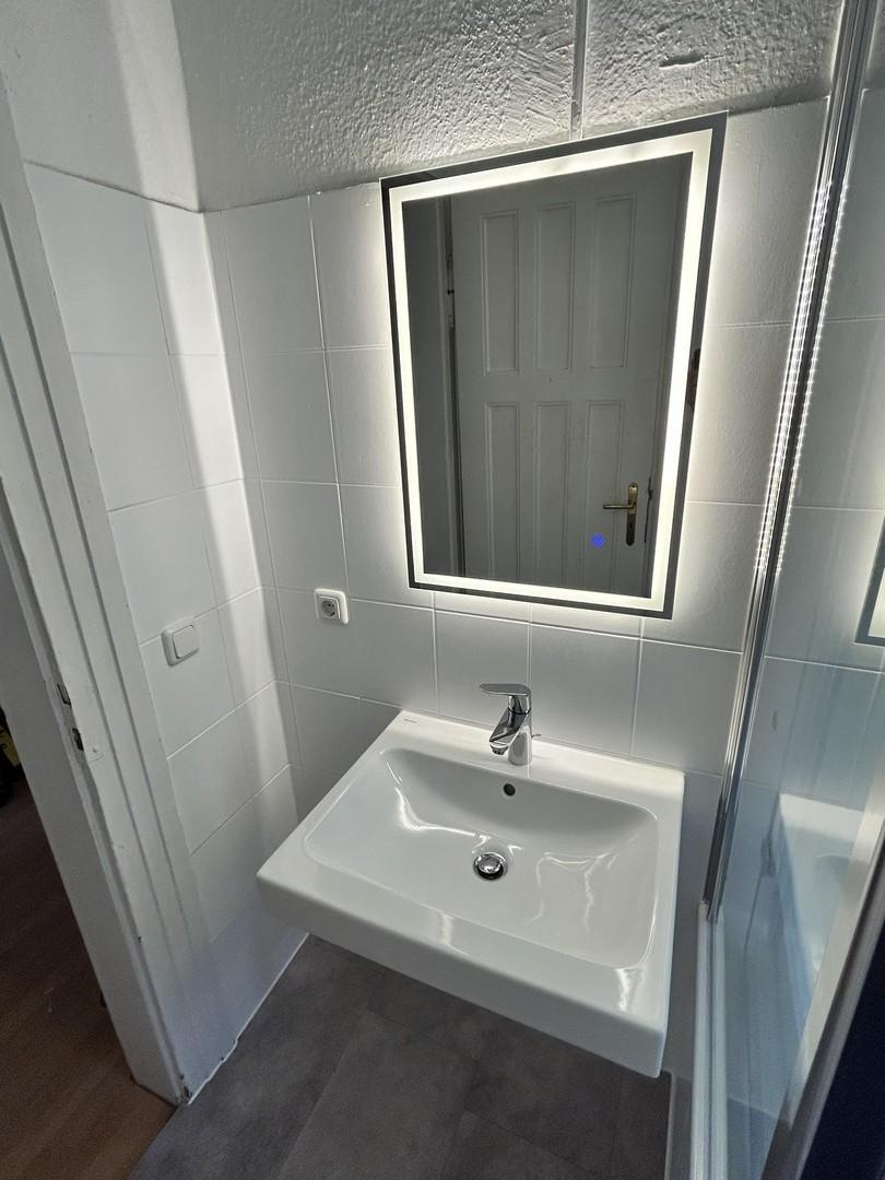 Waschbecken mit LED Spiegel