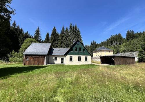 Südansicht mit Carport