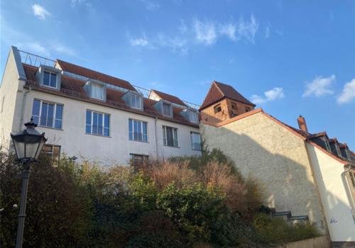 Strassenseitiger Blick zum Objekt