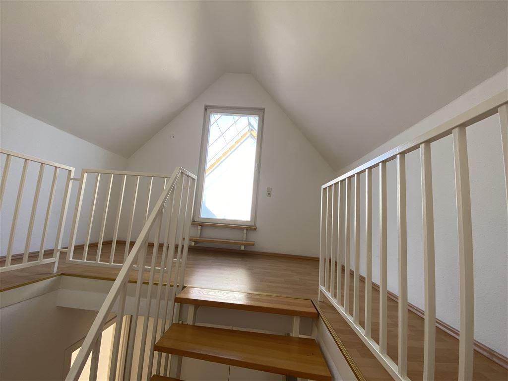 Spitzbodenzimmer mit Zugang Dachterrasse