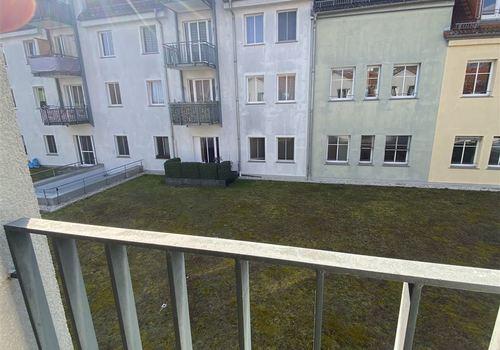 Blick begrünte Dachfläche Innenhof