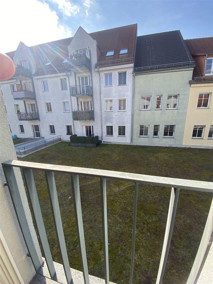 Blick begrünte Dachfläche Innenhof