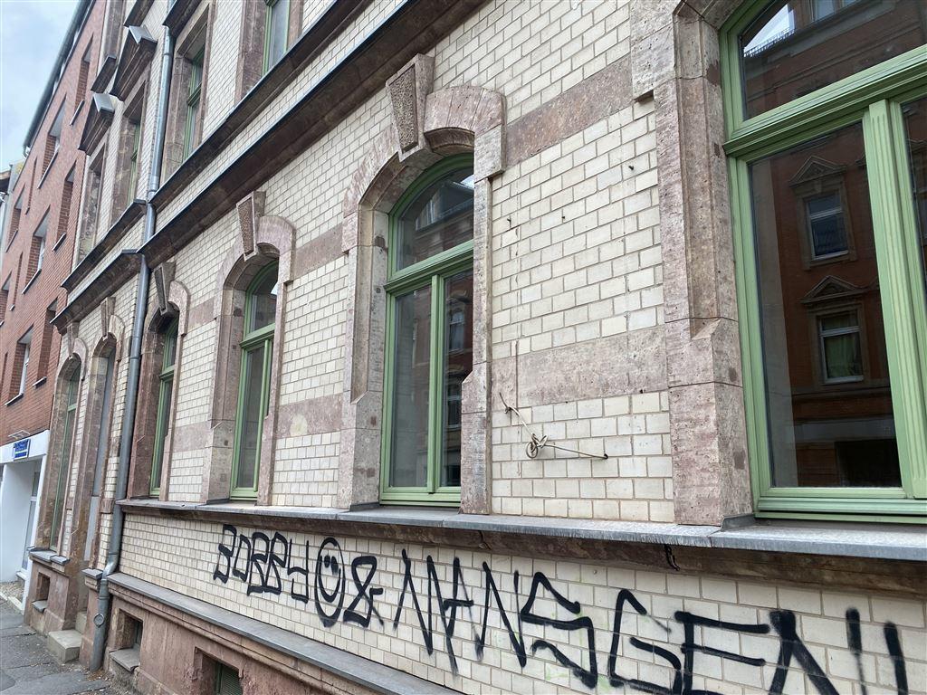 Blick zu den Zimmern strassenseitig