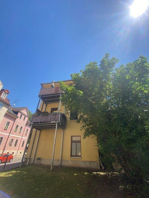 Rückansicht MFH mit Blick zum Balkon