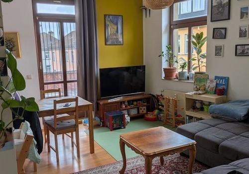 geräumiges Wohnzimmer mit Balkonzugang