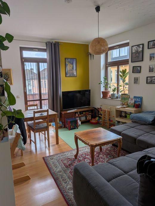 geräumiges Wohnzimmer mit Balkonzugang