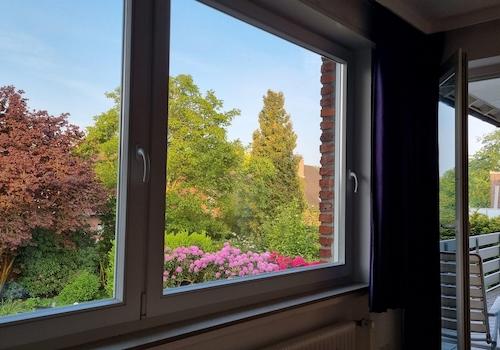 Schlafzimmer 1 zum Balkon