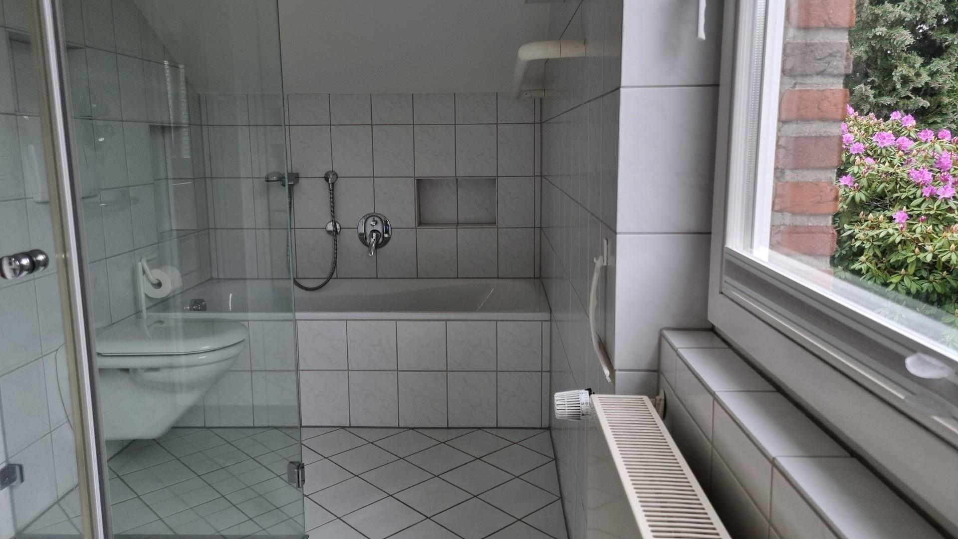 Bad 1 mit Wanne und Dusche
