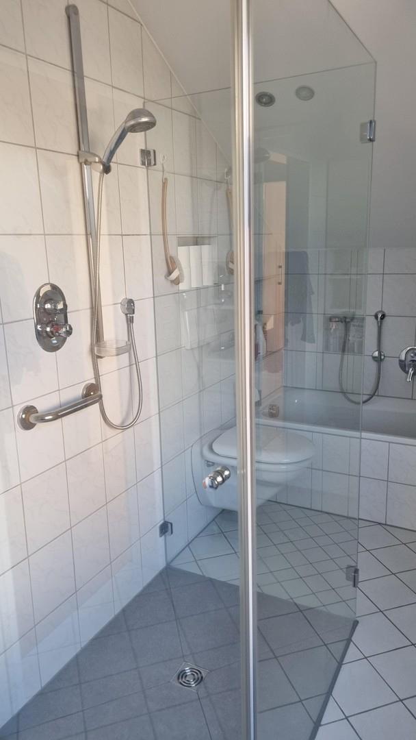 Bad 1 mit Wanne und Dusche