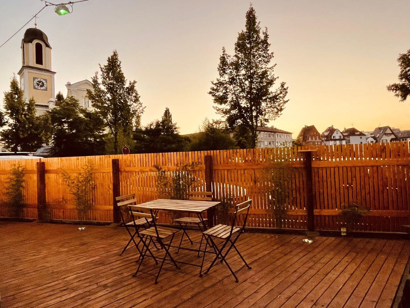 Terrasse mit Sonnenuntergang