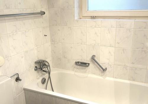 Bad mit Badewanne