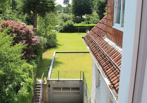 Schlafbereich mit Fensterblick