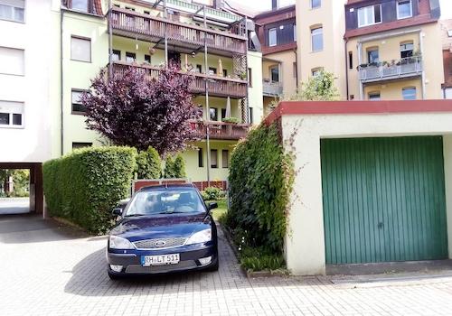 Garage / Zufahrt