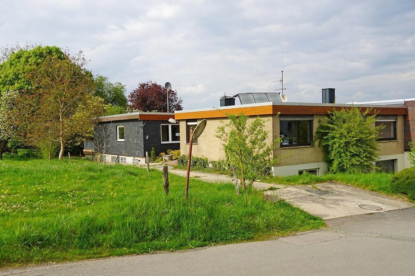 Hausansicht mit Zufahrt