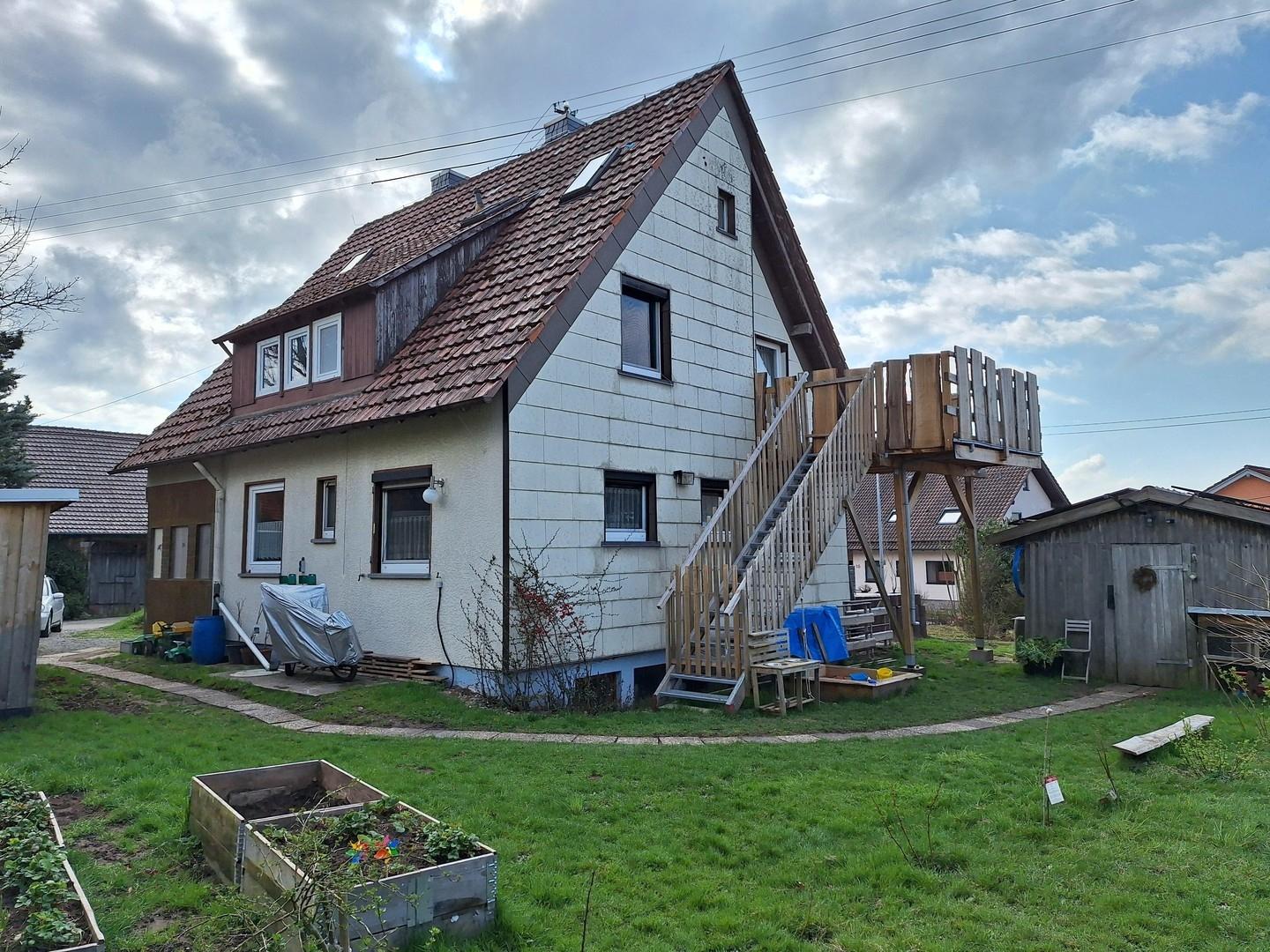 Terrasse mit Zugang in den Gar
