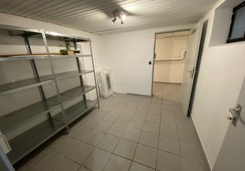 Vorratskeller mit Regal