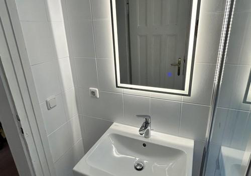 Waschbecken mit LED Spiegel