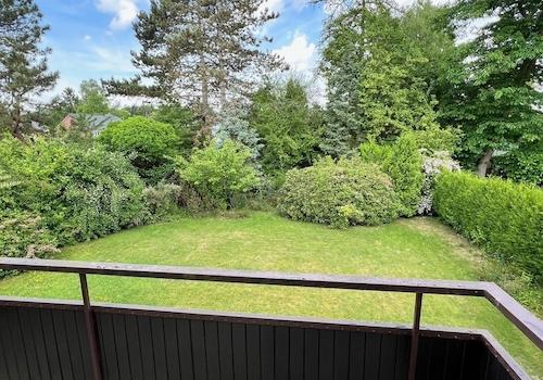 Balkon-Blick in den Garten