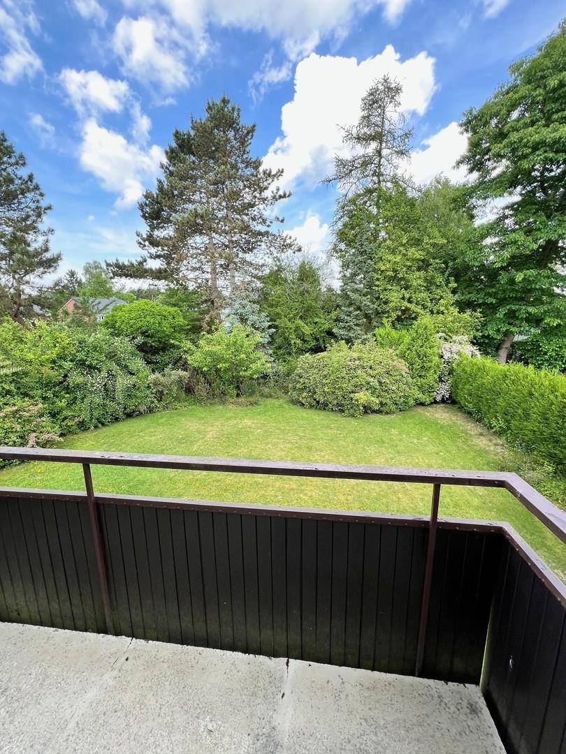 Balkon-Blick in den Garten