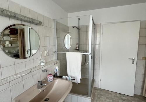 Badezimmer mit Dusche