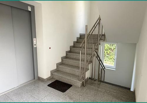 Top gepflegtes Treppenhaus mit Aufzug