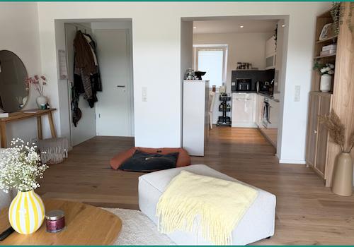Der Blick in das Wohnzimmer vom Balkon aus