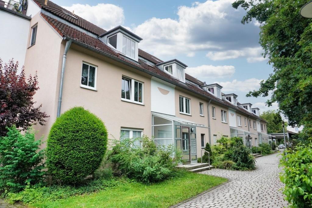 mit viel Grün in der Umgebung 