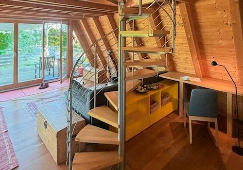 Wohnzimmer mit Wendeltreppe