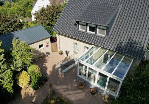 Blick auf die Terrasse mit Wintergarten