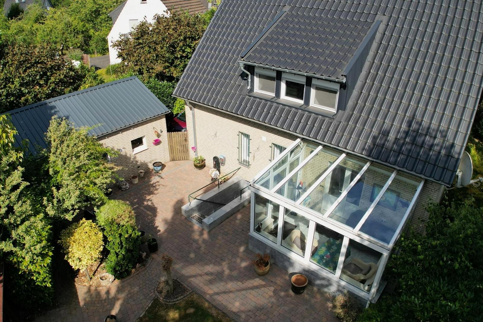 Blick auf die Terrasse mit Wintergarten