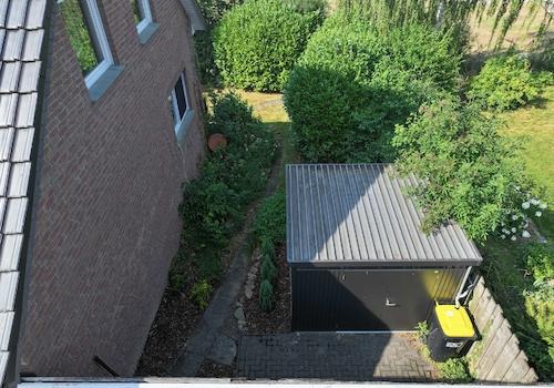 Außenansicht mit Garten