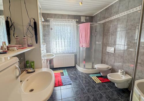 Tageslichtbad mit Wanne und Dusche EG