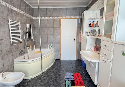 Tageslichtbad mit Wanne und Dusche