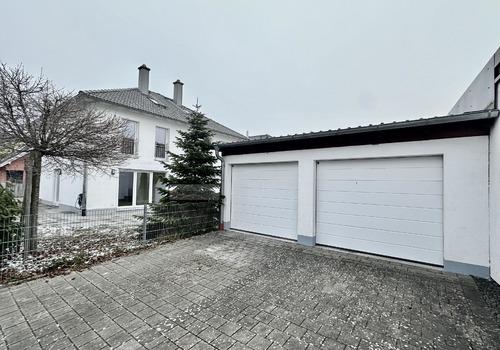 Haus Nr. 14 mit den zwei Garagen