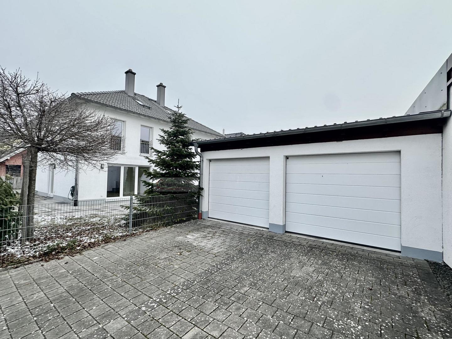 Haus Nr. 14 mit den zwei Garagen