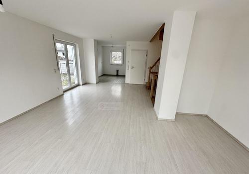 Vom Wohnzimmer aus zur Küche 