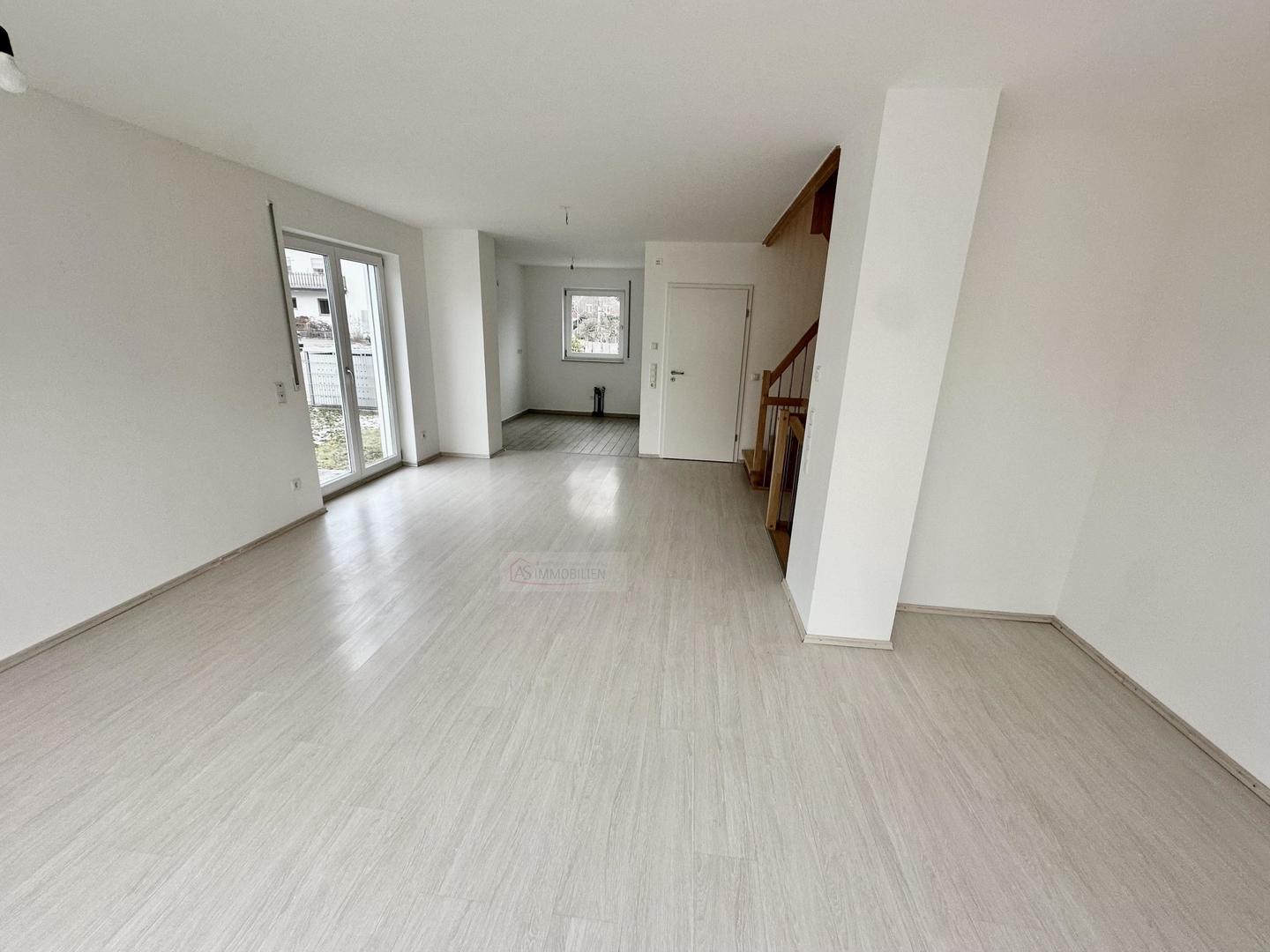 Vom Wohnzimmer aus zur Küche 