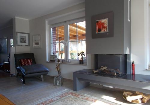 Wohnzimmer mit Kamin