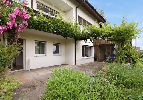 Gesamter Blick auf die Terrasse