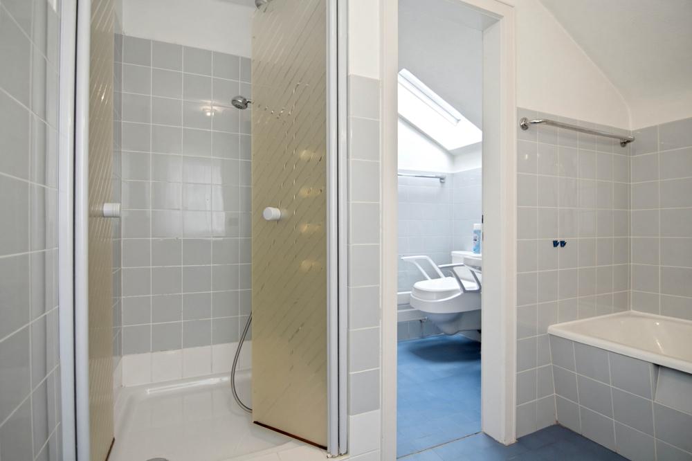 OG - Angeknüpftes Badezimmer mit Dusche...