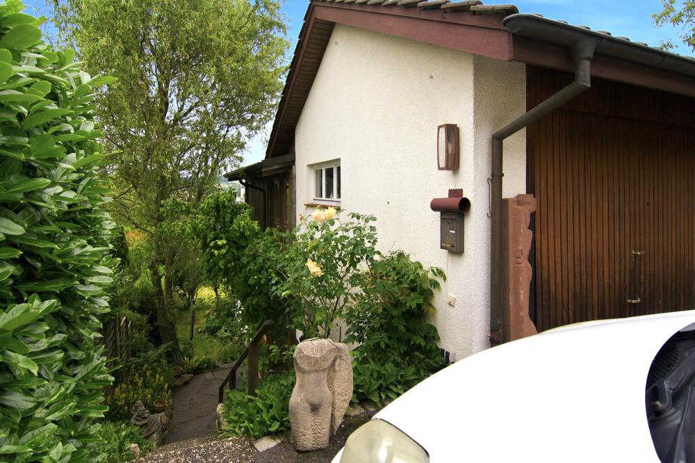 Weg vor dem Haus zur zweiten Wohnung