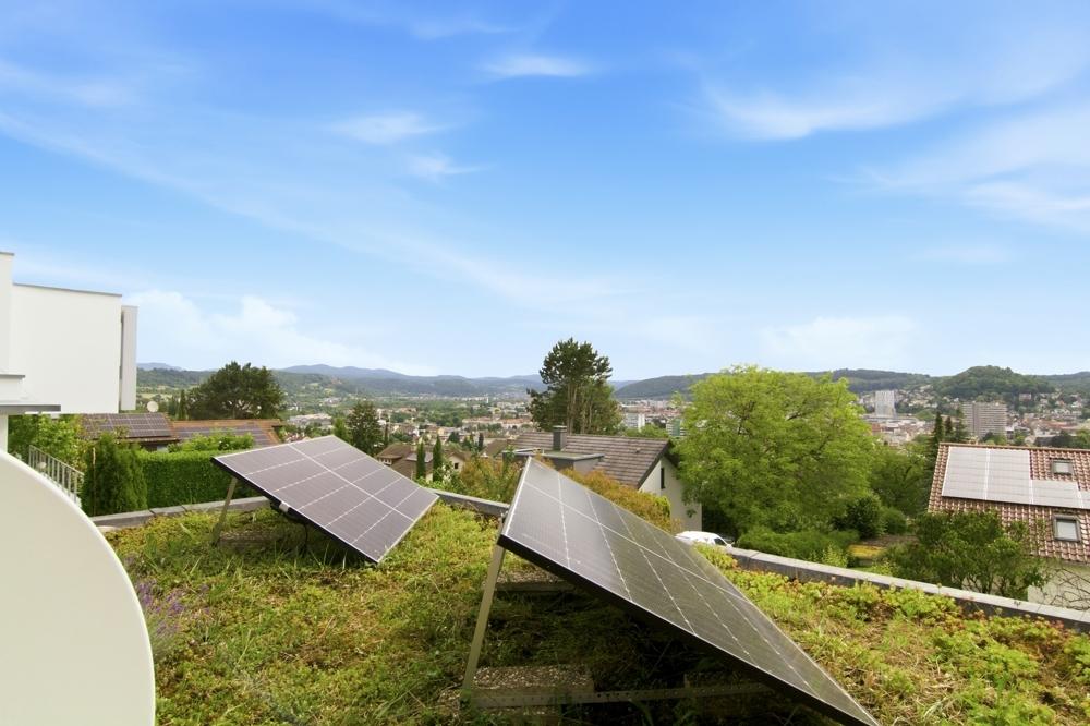...und Zugang auf die kleine Dachterrasse mit Solarpaneelen