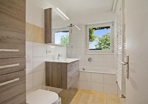 UG - Stilvolles Badezimmer mit Duschwanne