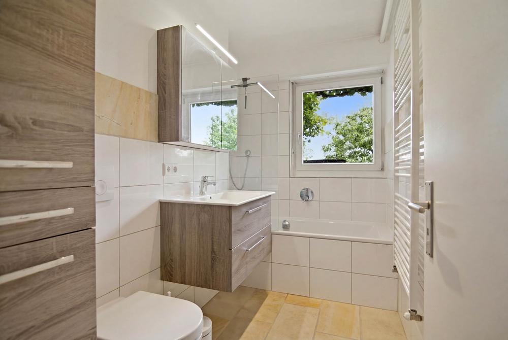 UG - Stilvolles Badezimmer mit Duschwanne