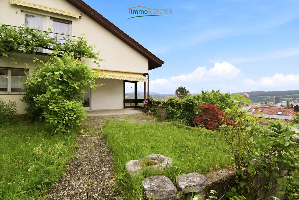 Überdachte Terrasse mit kleinem Garten und Aussicht