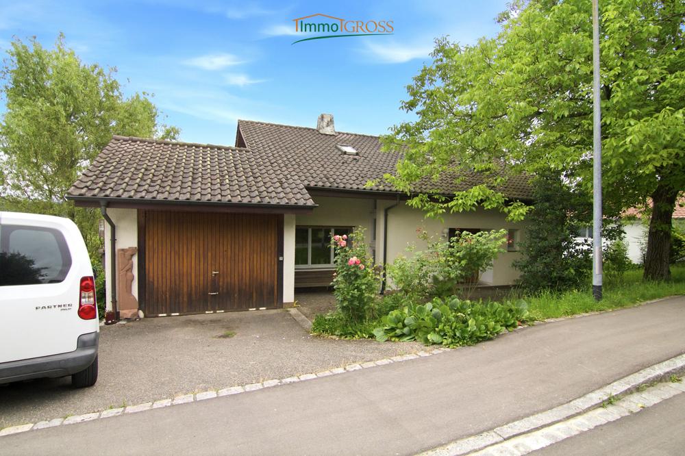 Das Haus von außen mit Garage